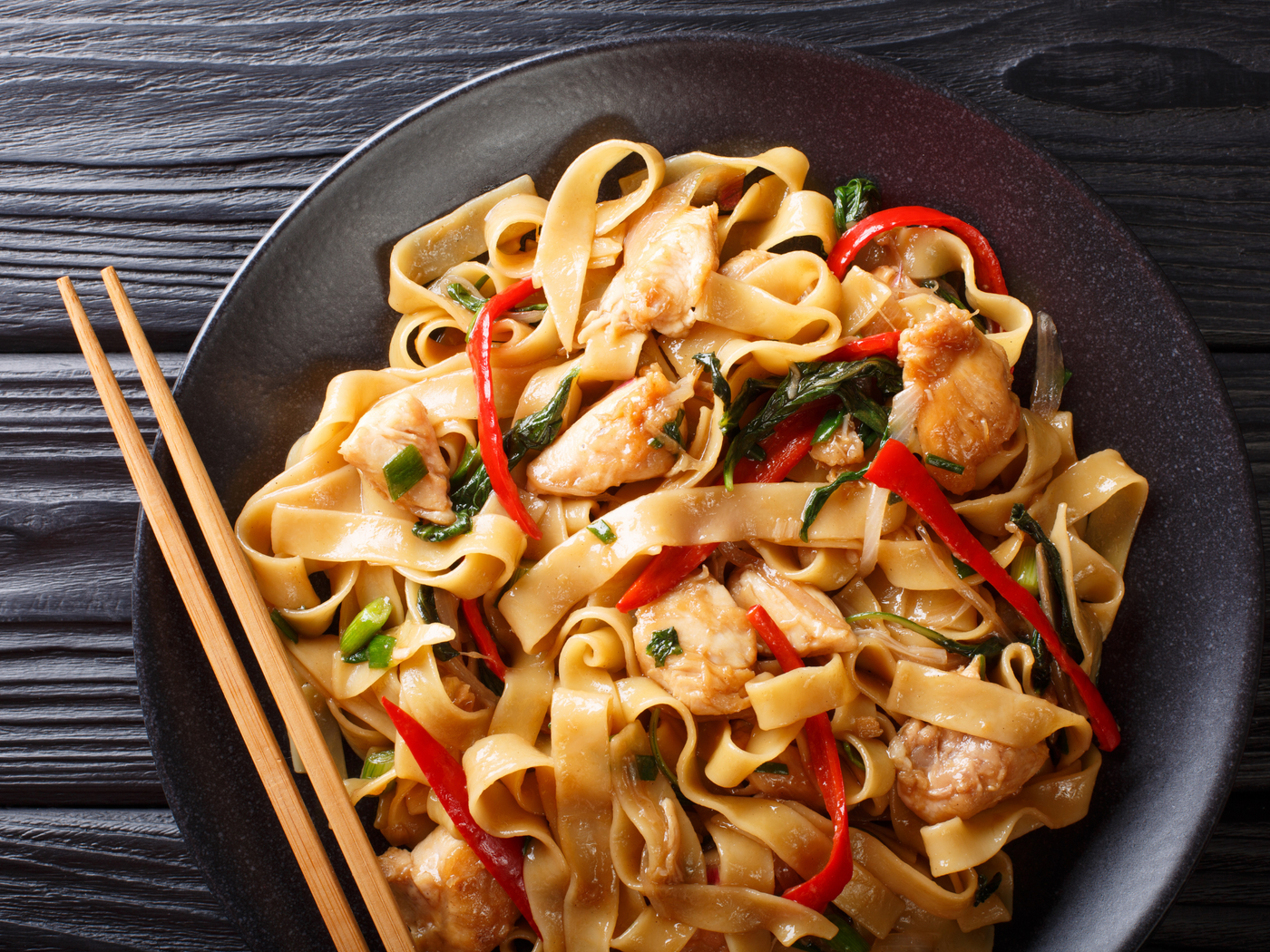 PAD KEE MAO (THAI DRUNKEN NOODLES) WITH CHICKEN