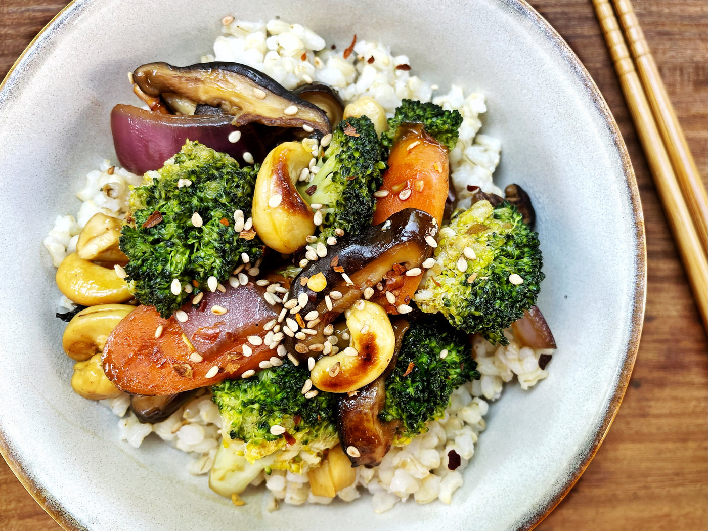 BROCCOLI & MUSHROOM STIR FRY WITH CASHEWS